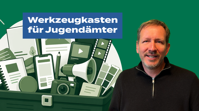 Symbolbild zeigt die breite Palette von Materialien der Öffentlichkeitsarbeit mit dem Text "Werkzeugkasten für Jugendämter"