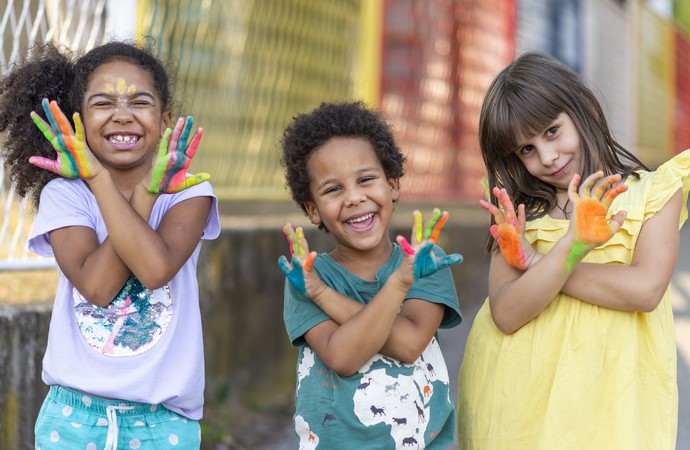 Glückliche Kinder mit angemalten Händen (iStock: malija)